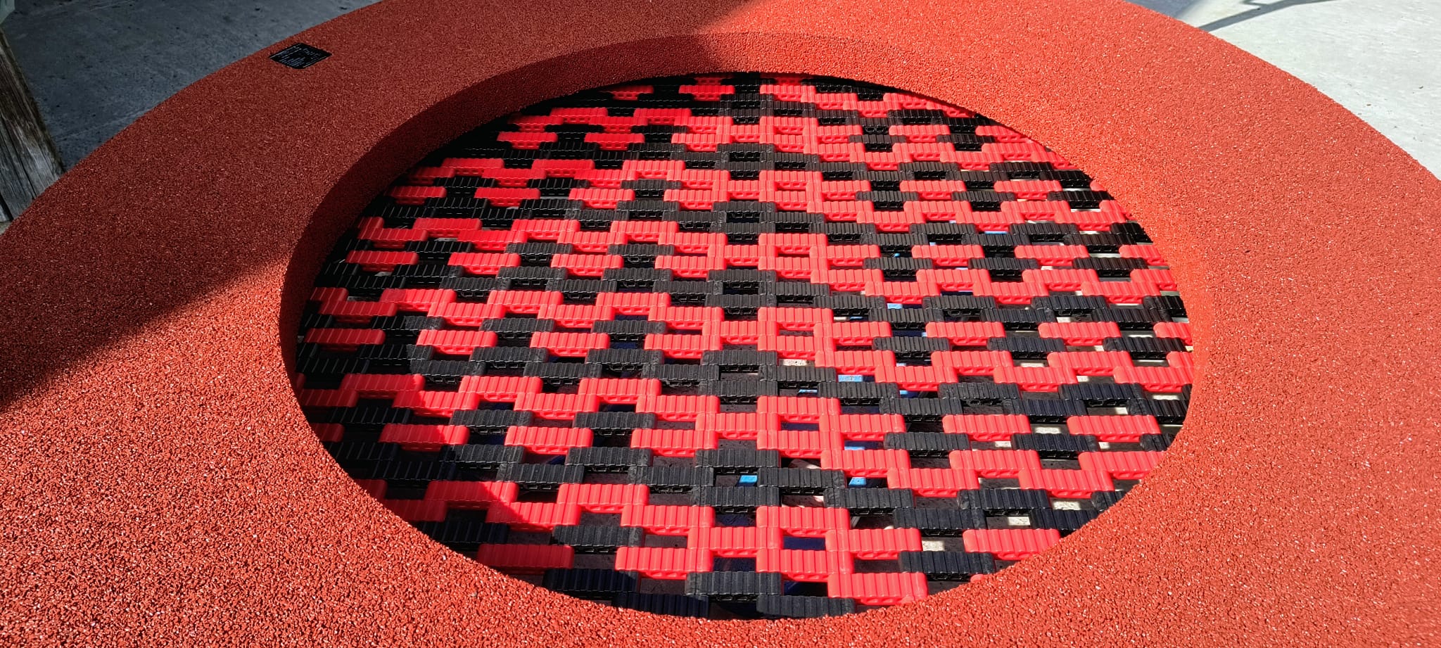 Jaka nawierzchnia pod trampolinę ziemną? Trawa, piasek, mata czy EPDM?