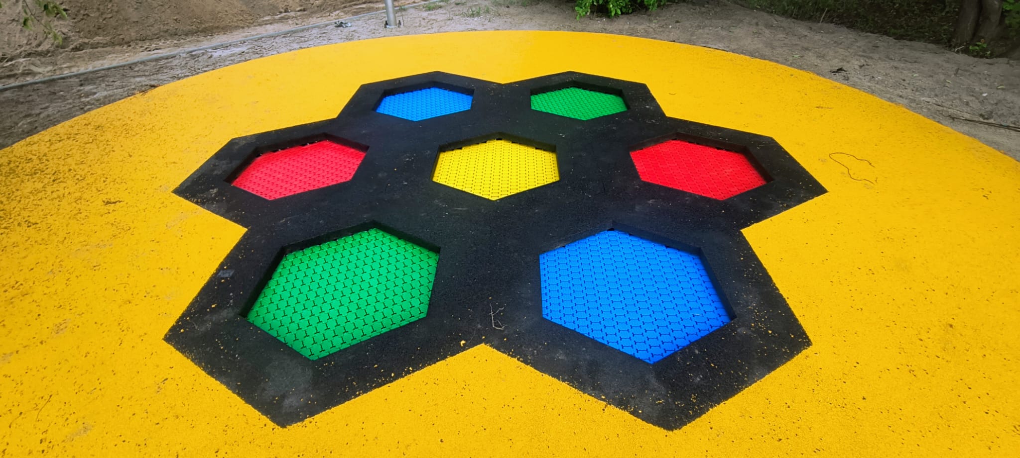 Jak wkopać trampolinę ziemną? — montaż krok po kroku